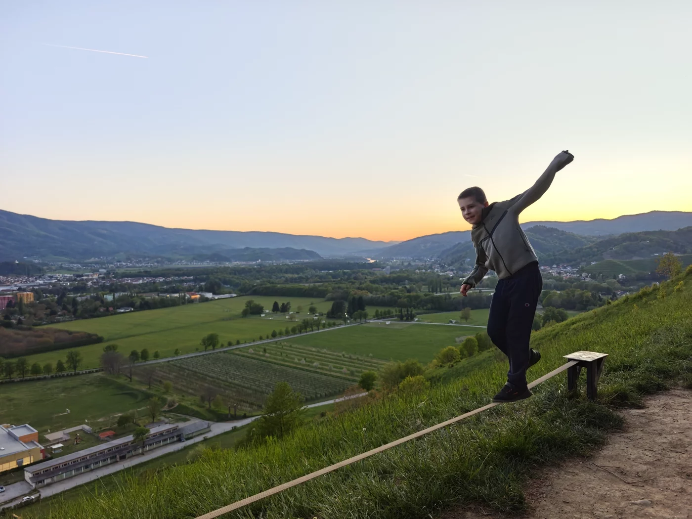 Hoja po slackline traku na Kalvariji ob sončnem zahodu.